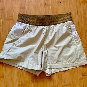 The North Face woman shorts creme/ tan Small